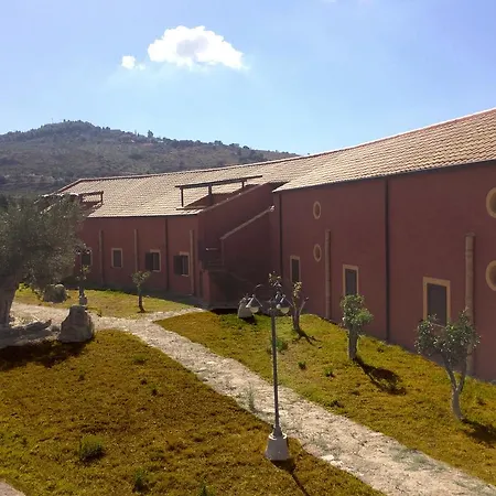 La Luna Nel Pozzo Aparthotel 4*